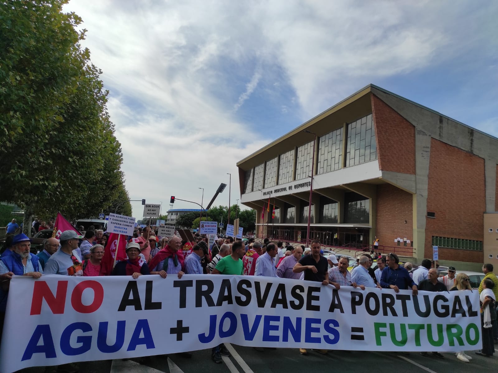 Organizaciones agrarias y de regantes se suman a la convocatoria de manifestación contra el desembalse de agua de León hacia Portugal. 