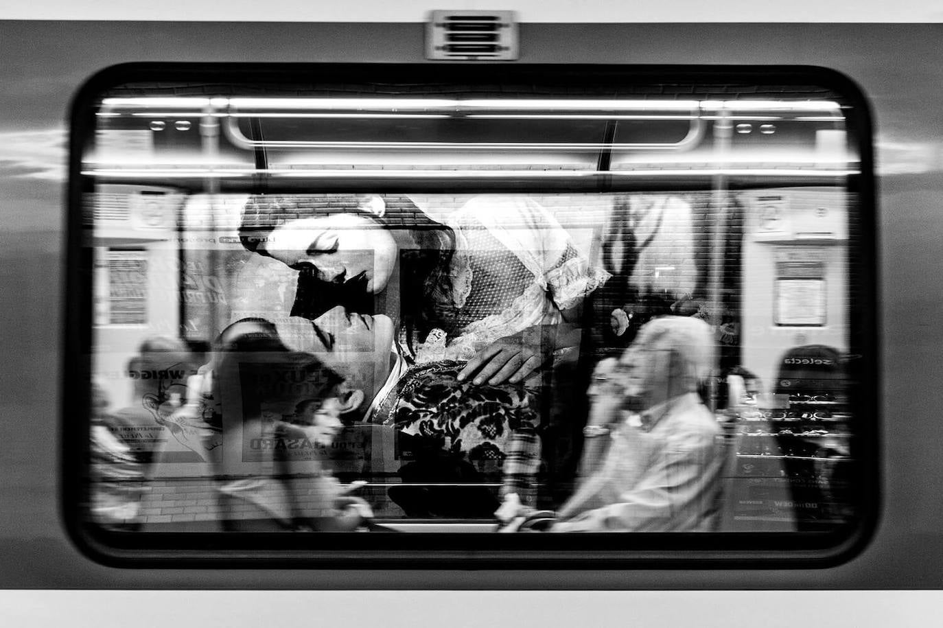 Tomada a través de la ventana de un vagón de metro en movimiento, capturando el reflejo de una valla publicitaria detrás, probablemente haya sido tomada por muchos fotógrafos.