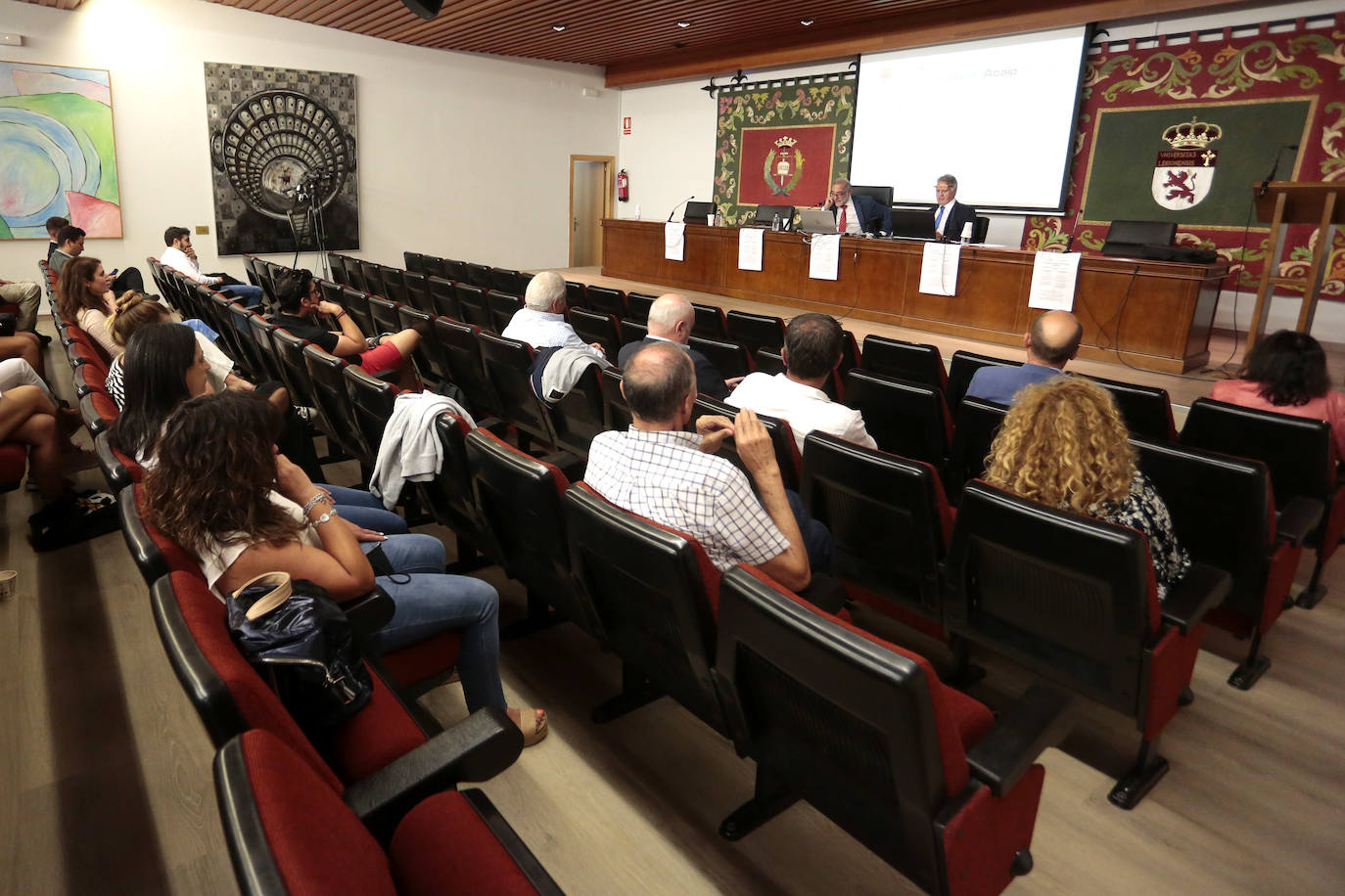 El presidente de Acaip, José Ramón López (a la izquierda), participa en la séptima edición del Congreso Nacional Penitenciario Legionense celebrado en León