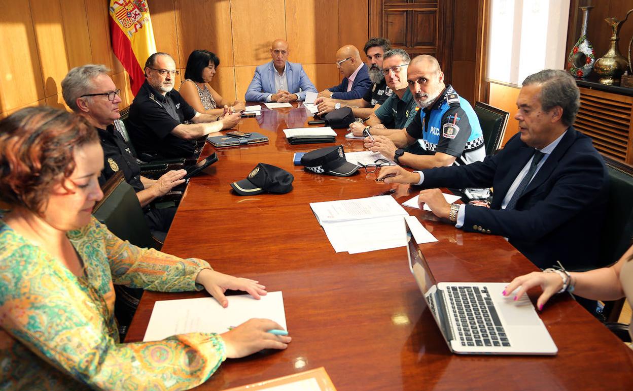 Junta Local de Seguridad reunida este martes en el Consistorio de San Marcelo.