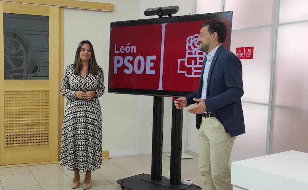 Los procuradores socialistas por León, Nuria Rubio y Diego Moreno, presentan las propuestas que llevarán al pleno de las Cortes de Castilla y León.