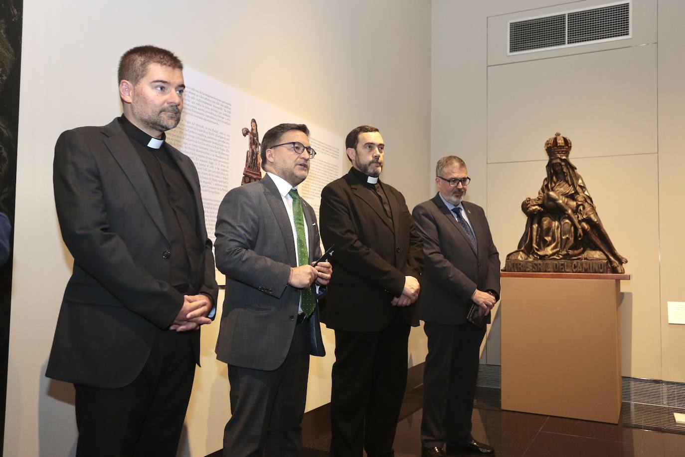 El Museo Diocesano y de Semana Santa de León acoge desde este martes y hasta el 16 de octubre la exposición 'Sicut dolor meus. Arte y devoción en torno a la Virgen del Mercado' que reúne las piezas suntuarias más importantes de su ajuar. 