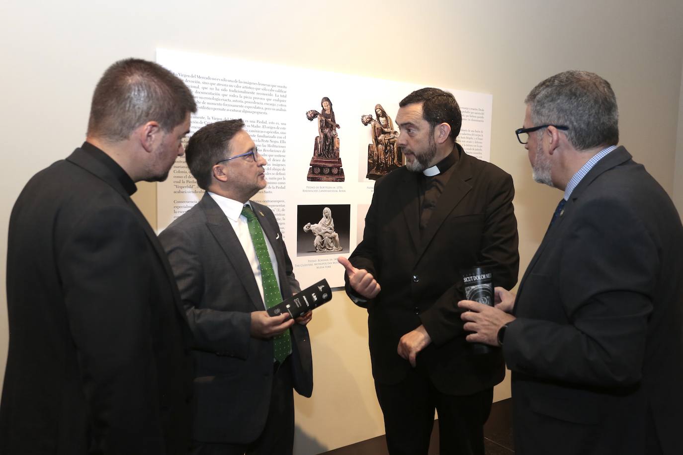 El Museo Diocesano y de Semana Santa de León acoge desde este martes y hasta el 16 de octubre la exposición 'Sicut dolor meus. Arte y devoción en torno a la Virgen del Mercado' que reúne las piezas suntuarias más importantes de su ajuar. 