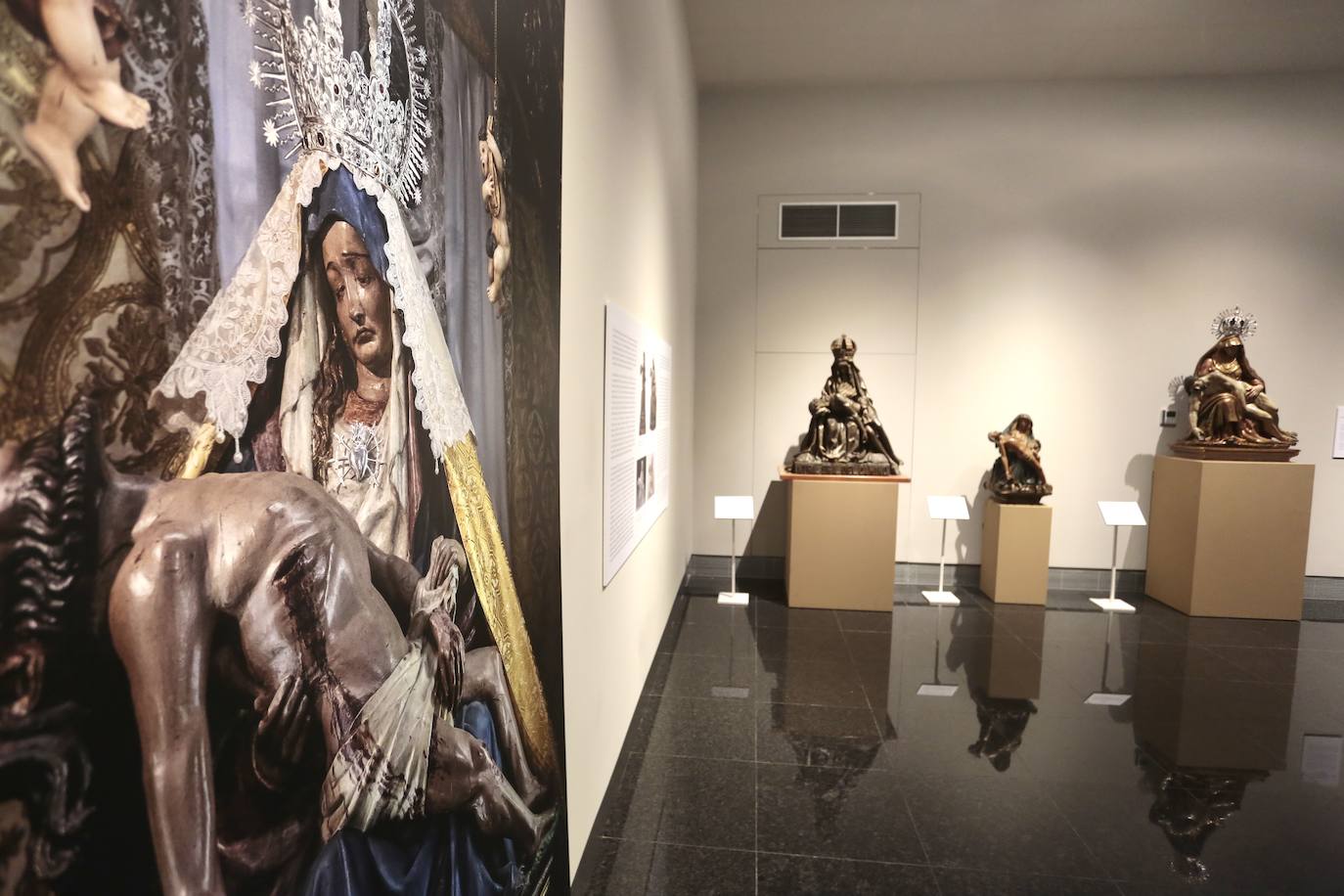 El Museo Diocesano y de Semana Santa de León acoge desde este martes y hasta el 16 de octubre la exposición 'Sicut dolor meus. Arte y devoción en torno a la Virgen del Mercado' que reúne las piezas suntuarias más importantes de su ajuar. 