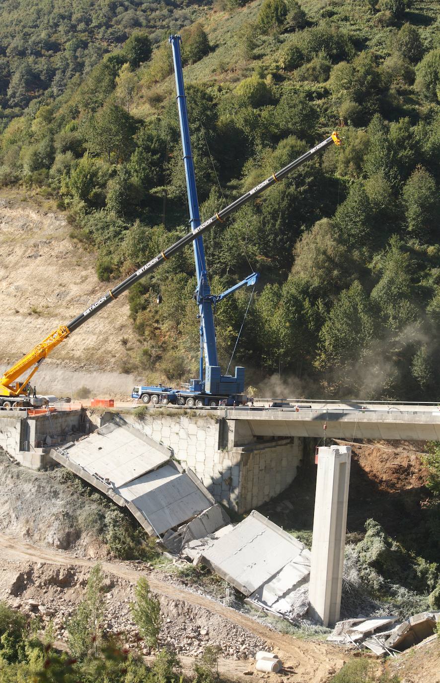 El Mitma inicia el desmontaje de las pilas 1 y 2 del viaducto del Castro de la A-6 en Vega de Valcarce.