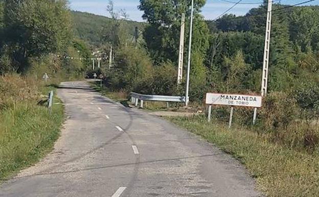 Acceso a la localidad de Manzaneda de Torío,