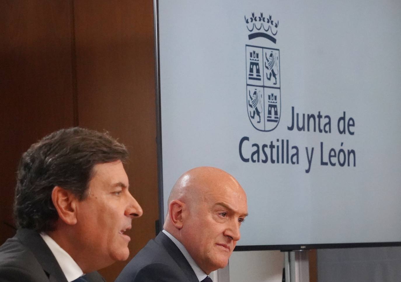 El consejero de Economía y Hacienda y portavoz, Carlos Fernández Carriedo, comparece en rueda de prensa posterior al Consejo de Gobierno junto al consejero de Presidencia Jesús Julio Carnero