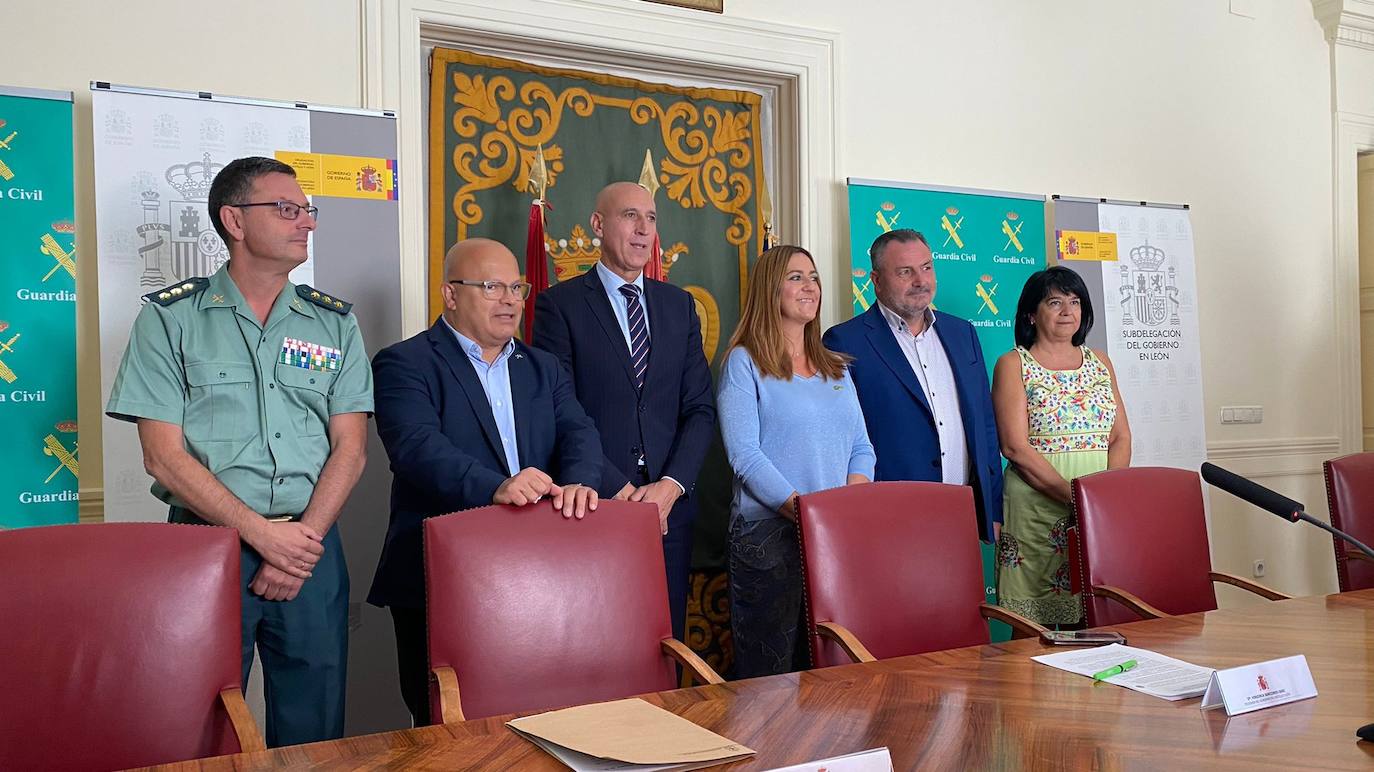 La delegada del Gobierno en Castilla y León, Virginia Barcones, presenta el programa de actividades para la semana institucional de la Guardia Civil 2022. También asisten el alcalde de León, José Antonio Diez; el presidente de la Diputación de León, Eduardo Morán; el subdelegado del Gobierno, Faustino Sánchez; la delegada territorial de la Junta de Castilla y León, Ester Muñoz, y el coronel jefe interino de la Comandancia de la Guardia Civil en León, Julio Gutiérrez. 