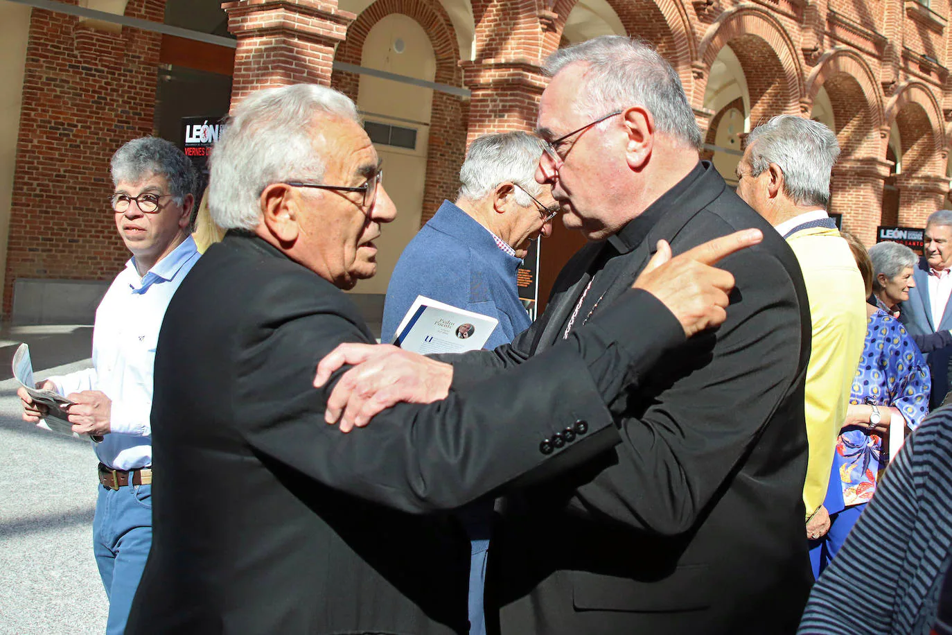 Pedro Puente, fundador de la FSG y ACCEM, con el obispo de León Luis Ángel de las Heras, el obispo de Astorga, Jesús Fernández González y el obispo emérito Julián Lopez.