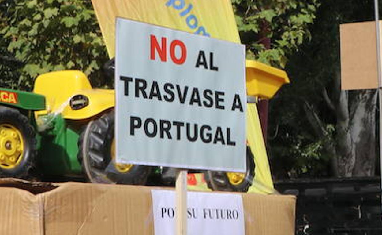 Uno de los carteles mostrados en la manifestación del pasado lunes en León en contra de este trasvase de agua a Portugal.