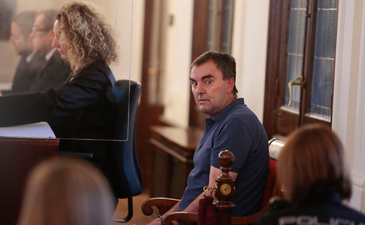 El acusado por el homicidio de una mujer en Ponferrada, durante una de las sesiones del juicio en la Audiencia Provincial de León.