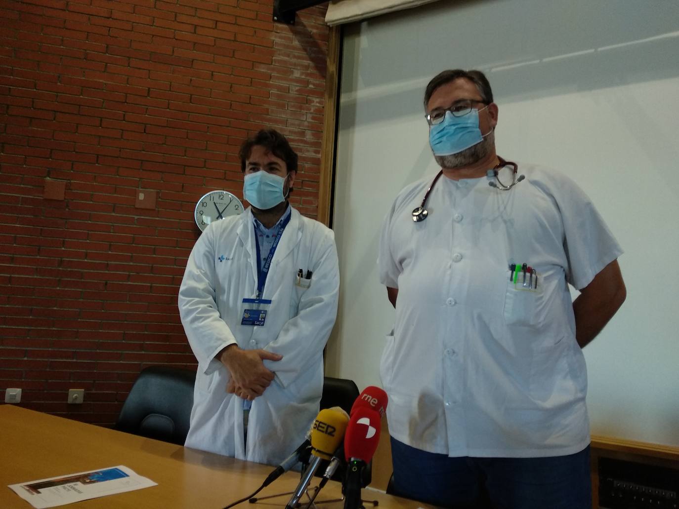 El director médico del Hospital del Bierzo (I) y el director de la unidad de cuidados paliativos, en la presentación de las jornadas.