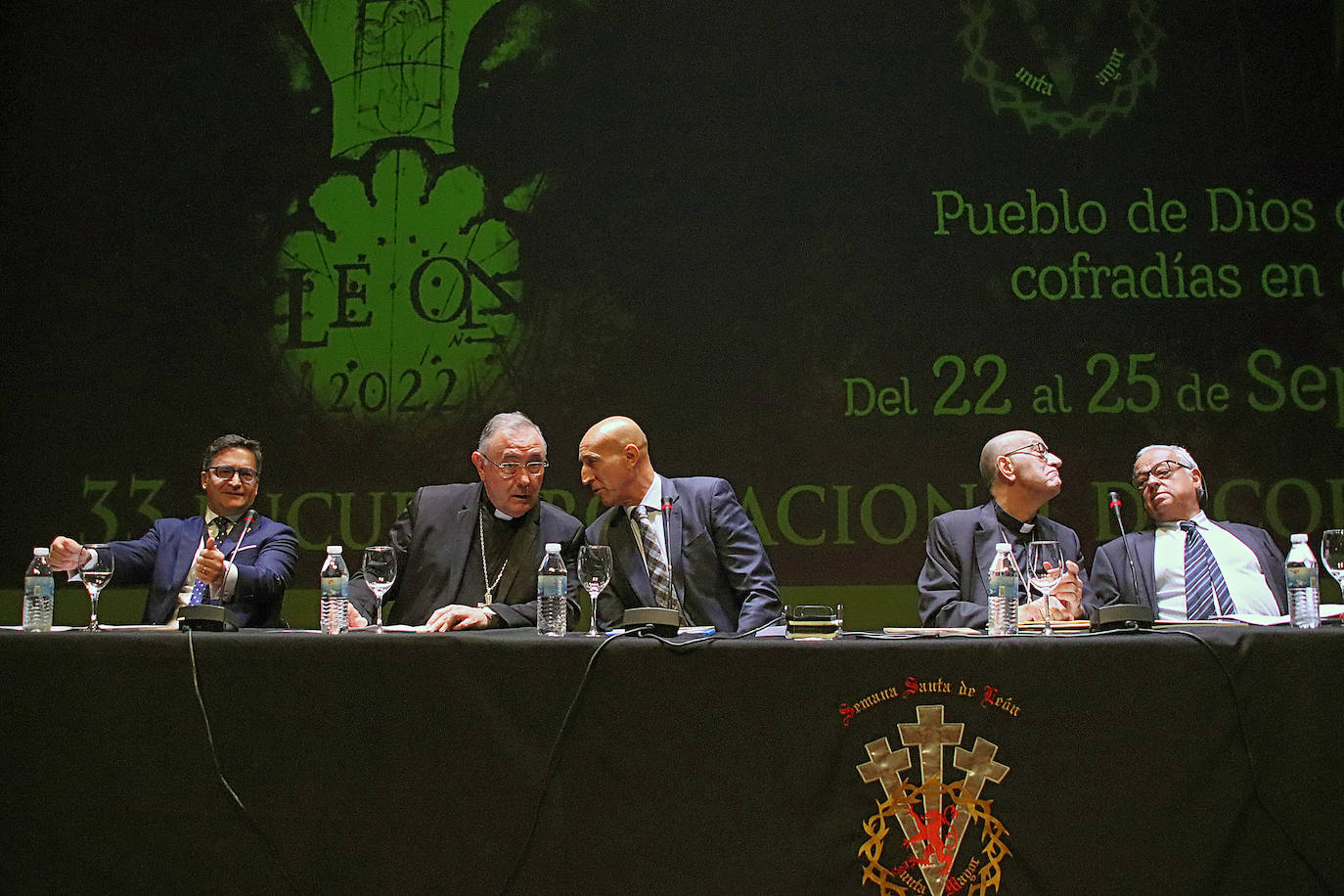 Inauguración del 33 Encuentro Nacional de Cofradías Penitenciales en el Auditorio de León. 