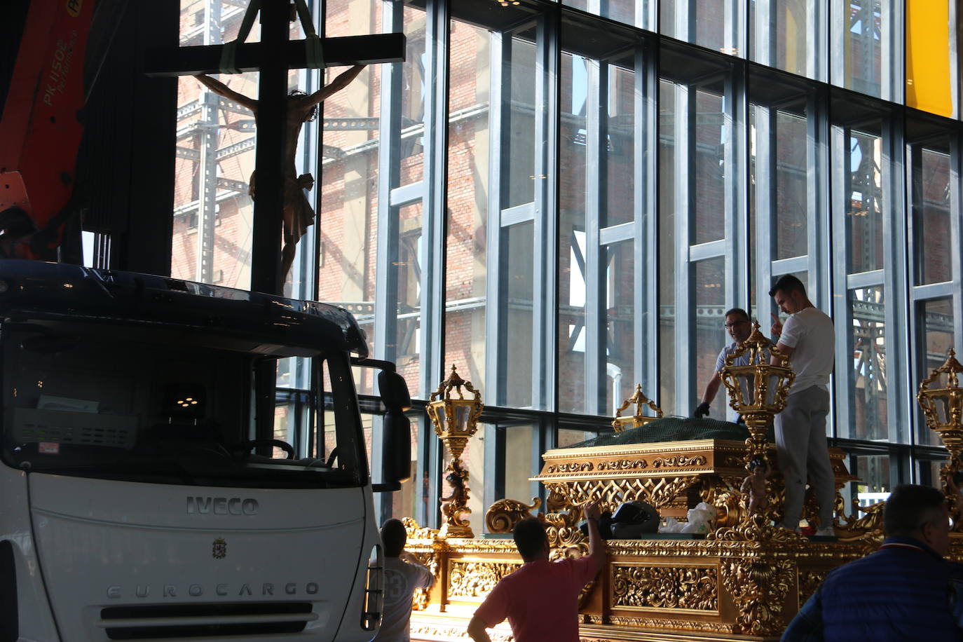 Fotos: Las cofradías preparan sus pasos para la procesión magna