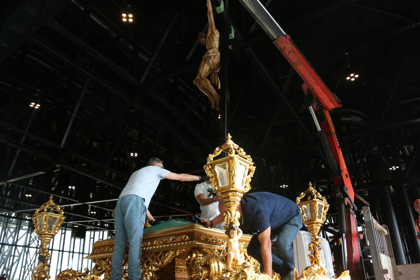 Fotos: Las cofradías preparan sus pasos para la procesión magna