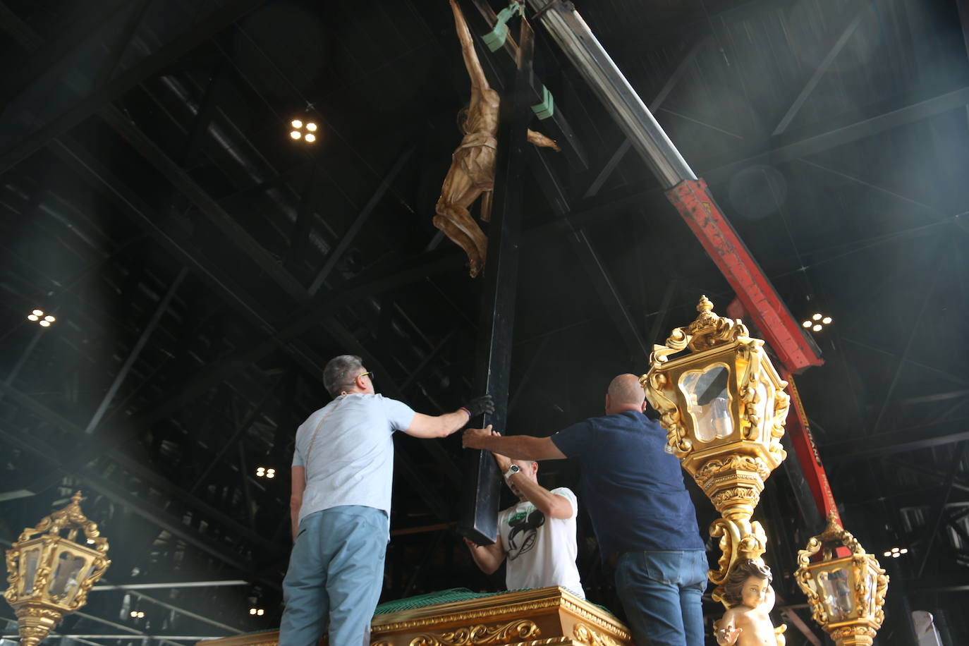 Fotos: Las cofradías preparan sus pasos para la procesión magna