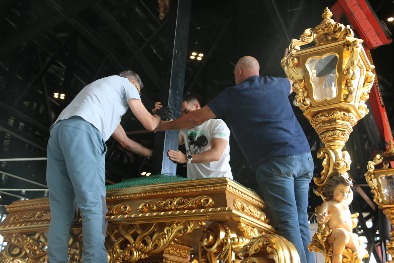 Fotos: Las cofradías preparan sus pasos para la procesión magna