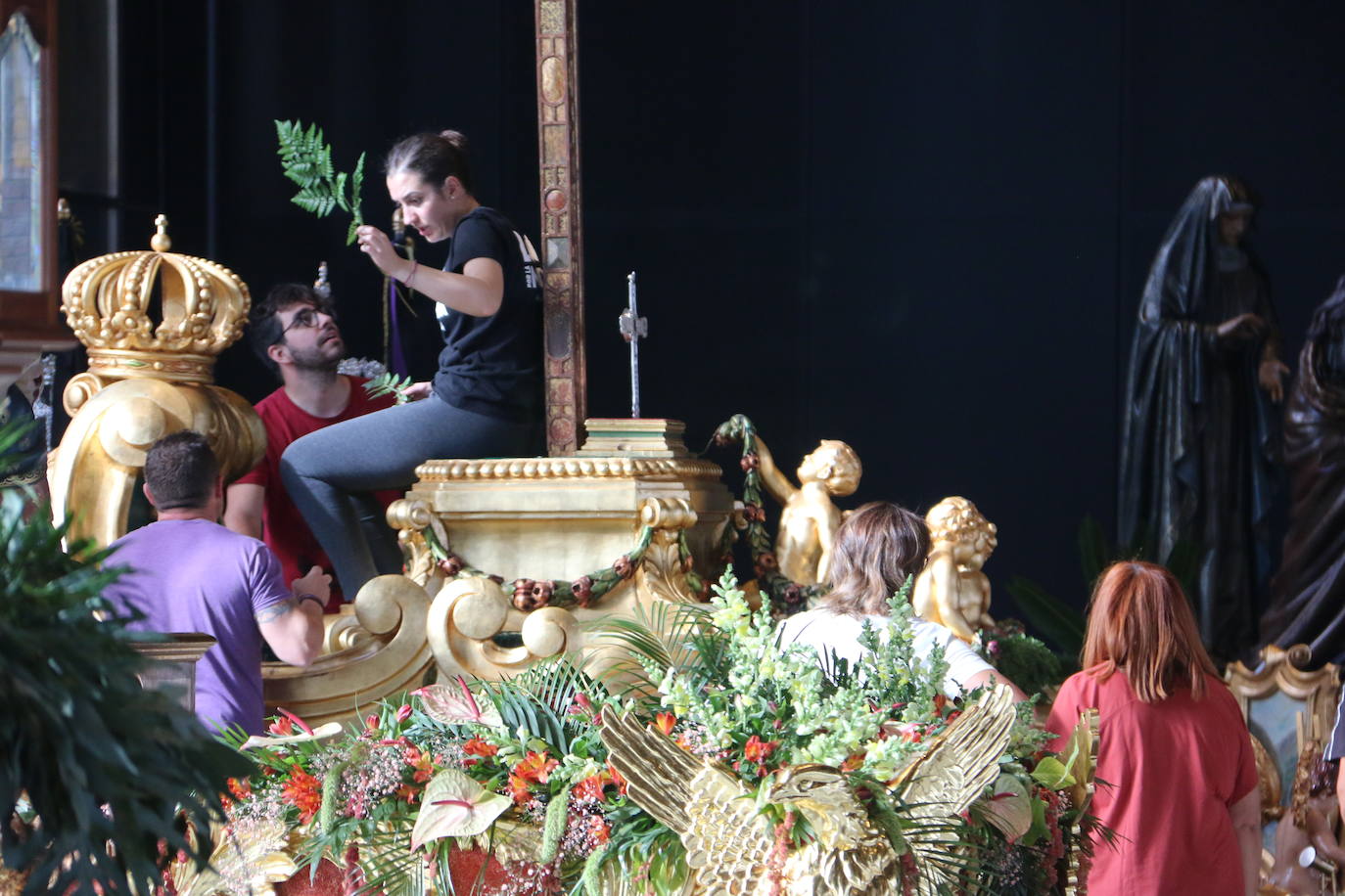 Fotos: Las cofradías preparan sus pasos para la procesión magna