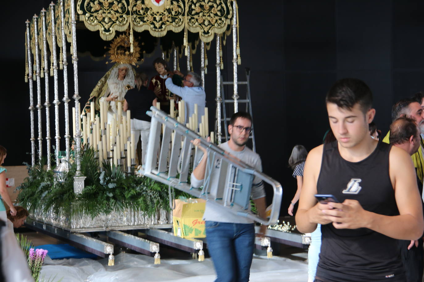 Fotos: Las cofradías preparan sus pasos para la procesión magna