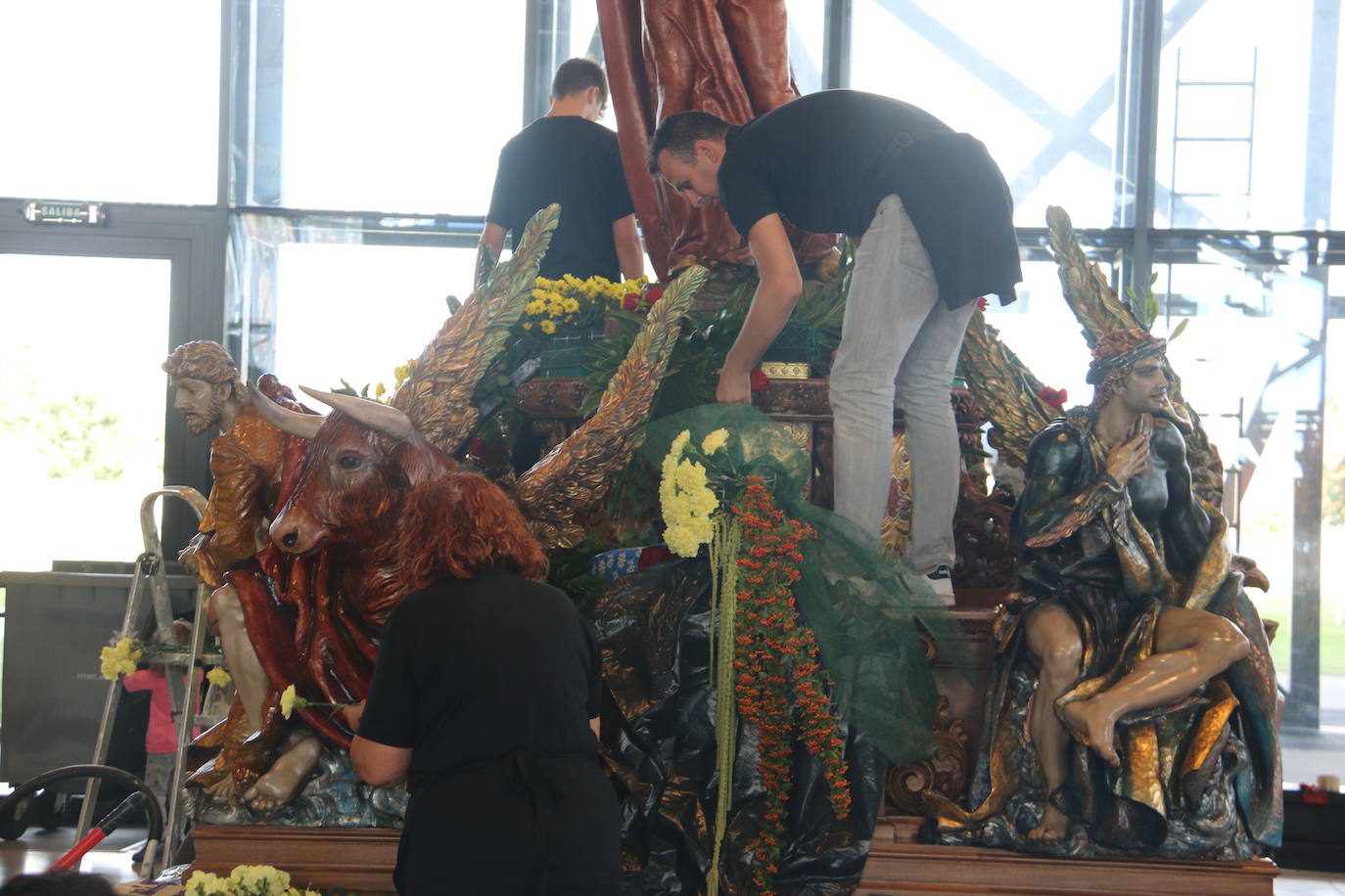 Fotos: Las cofradías preparan sus pasos para la procesión magna