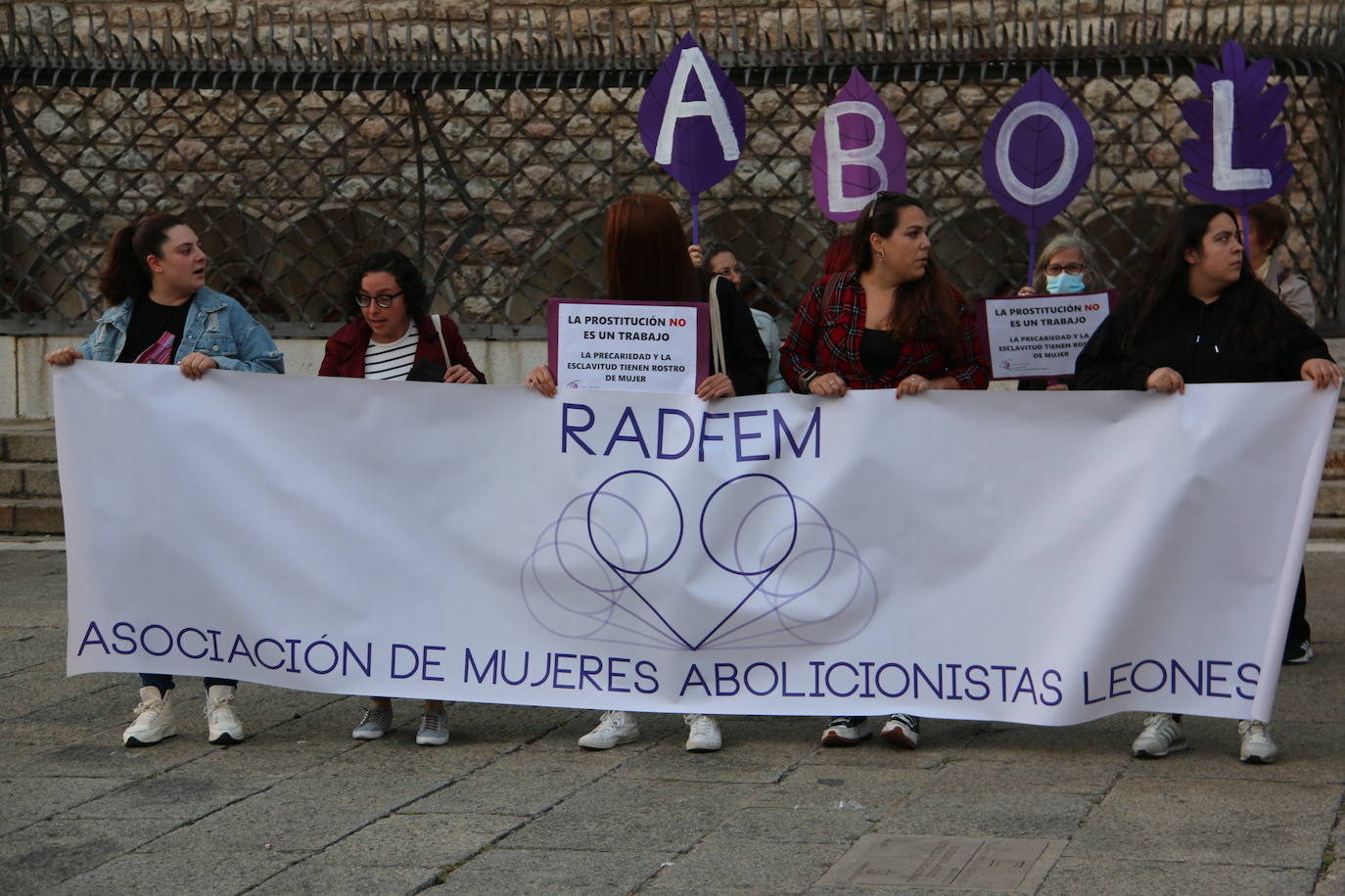 Concentración frente a Botines en León para pedir la abolición de la prostitución y la protección de las víctimas de explotación sexual. 