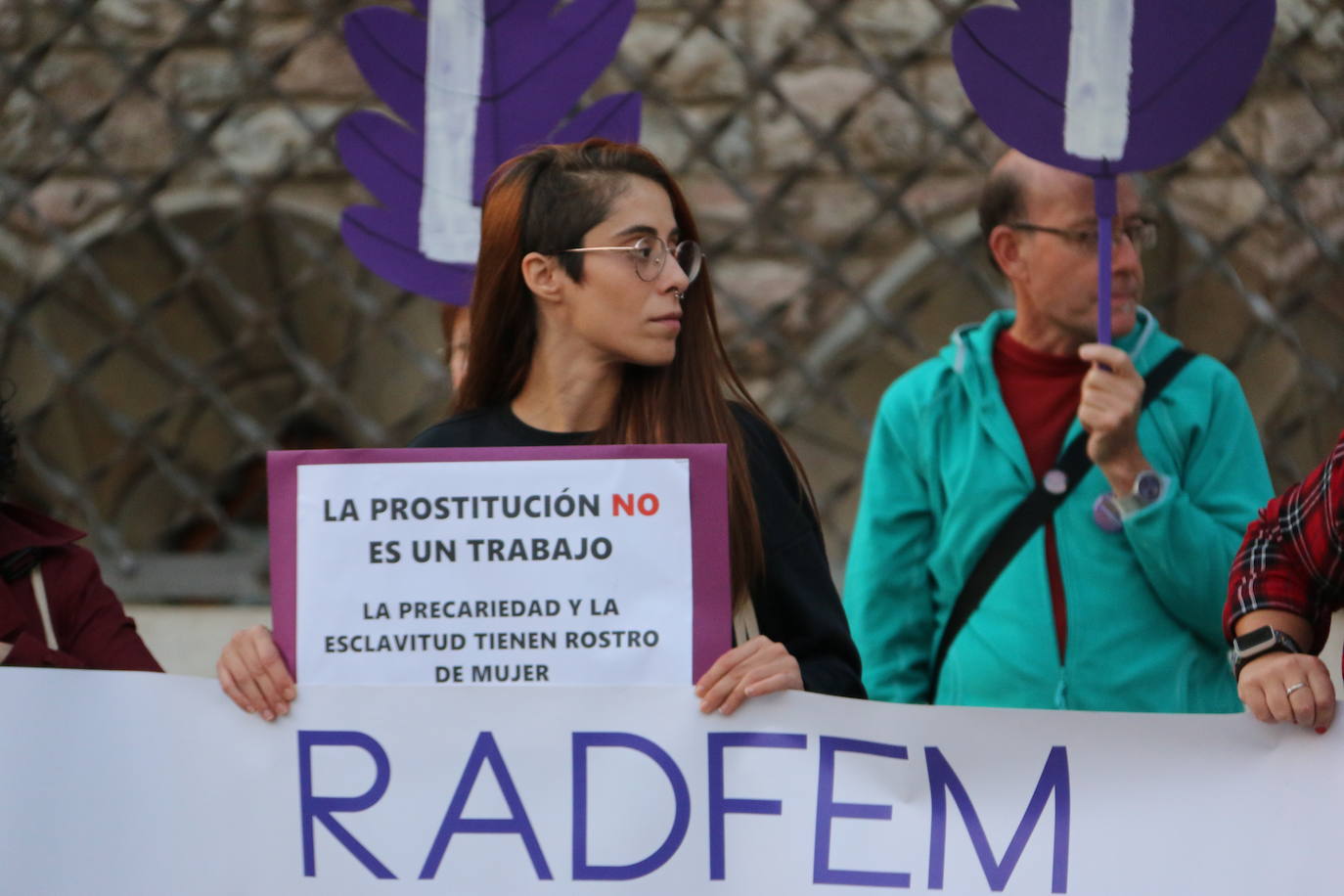 Concentración frente a Botines en León para pedir la abolición de la prostitución y la protección de las víctimas de explotación sexual. 