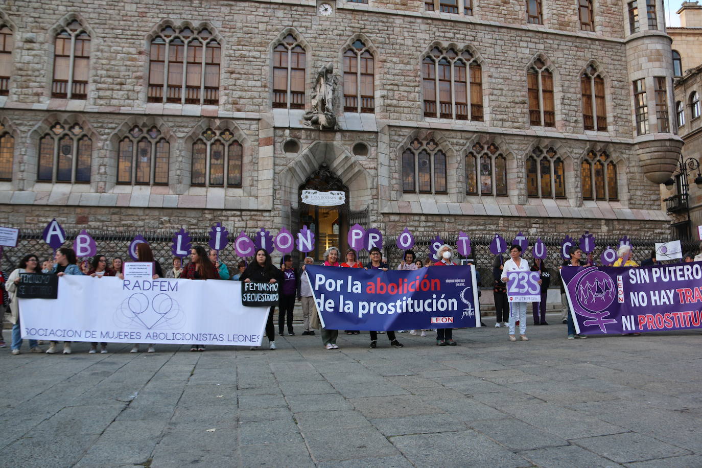 Concentración frente a Botines en León para pedir la abolición de la prostitución y la protección de las víctimas de explotación sexual. 