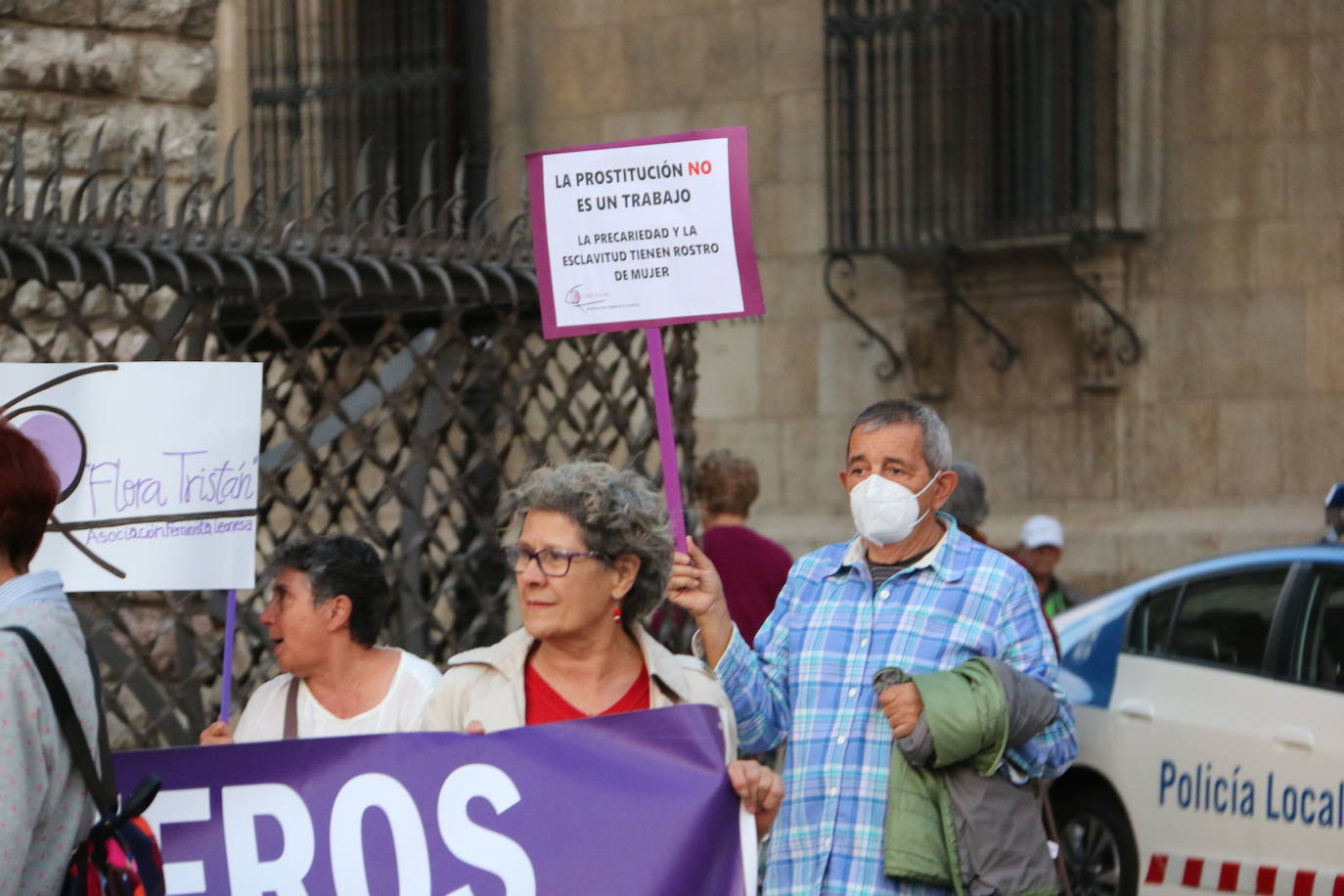 Concentración frente a Botines en León para pedir la abolición de la prostitución y la protección de las víctimas de explotación sexual. 