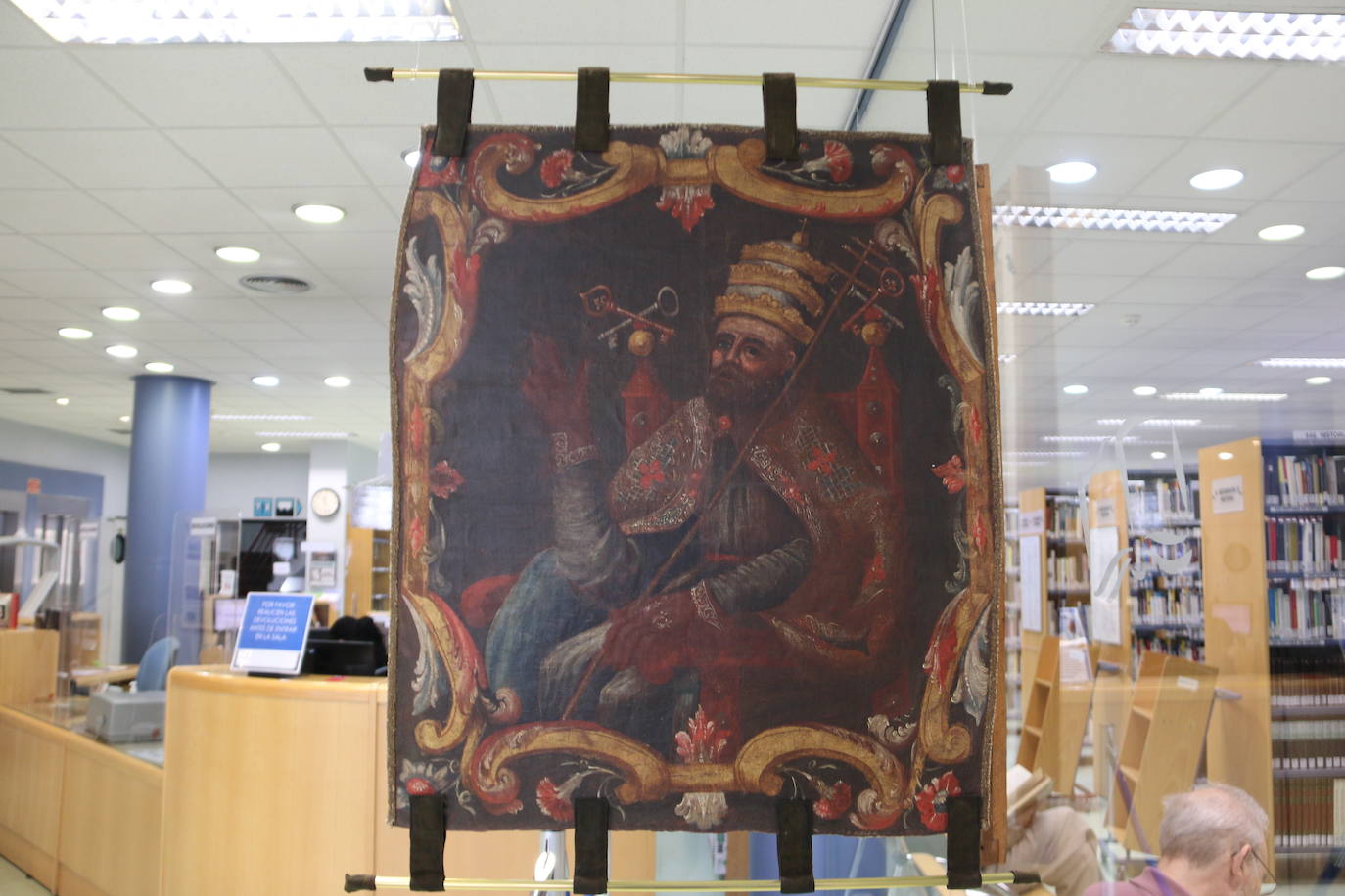 Presentación en la Biblioteca Pública de León de las dos obras restauradas por alumnas de la Escuela de Arte.