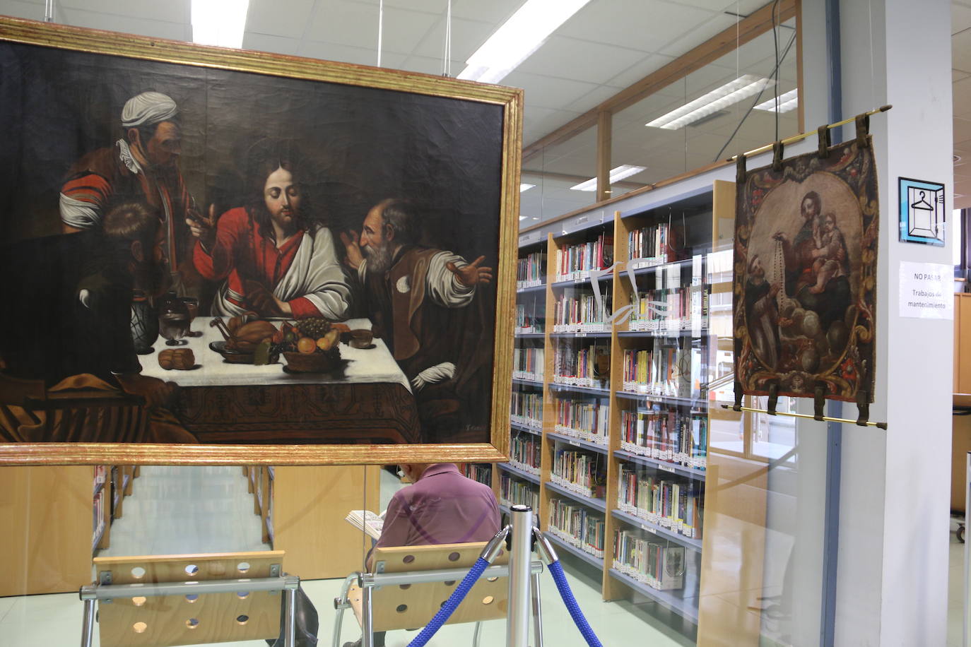 Presentación en la Biblioteca Pública de León de las dos obras restauradas por alumnas de la Escuela de Arte.