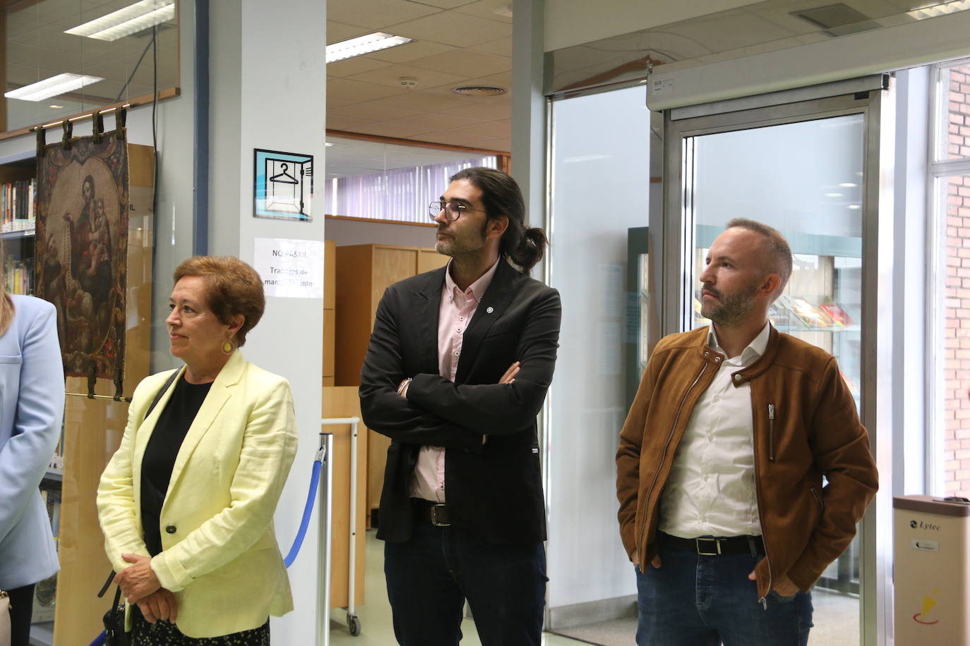 Presentación en la Biblioteca Pública de León de las dos obras restauradas por alumnas de la Escuela de Arte.