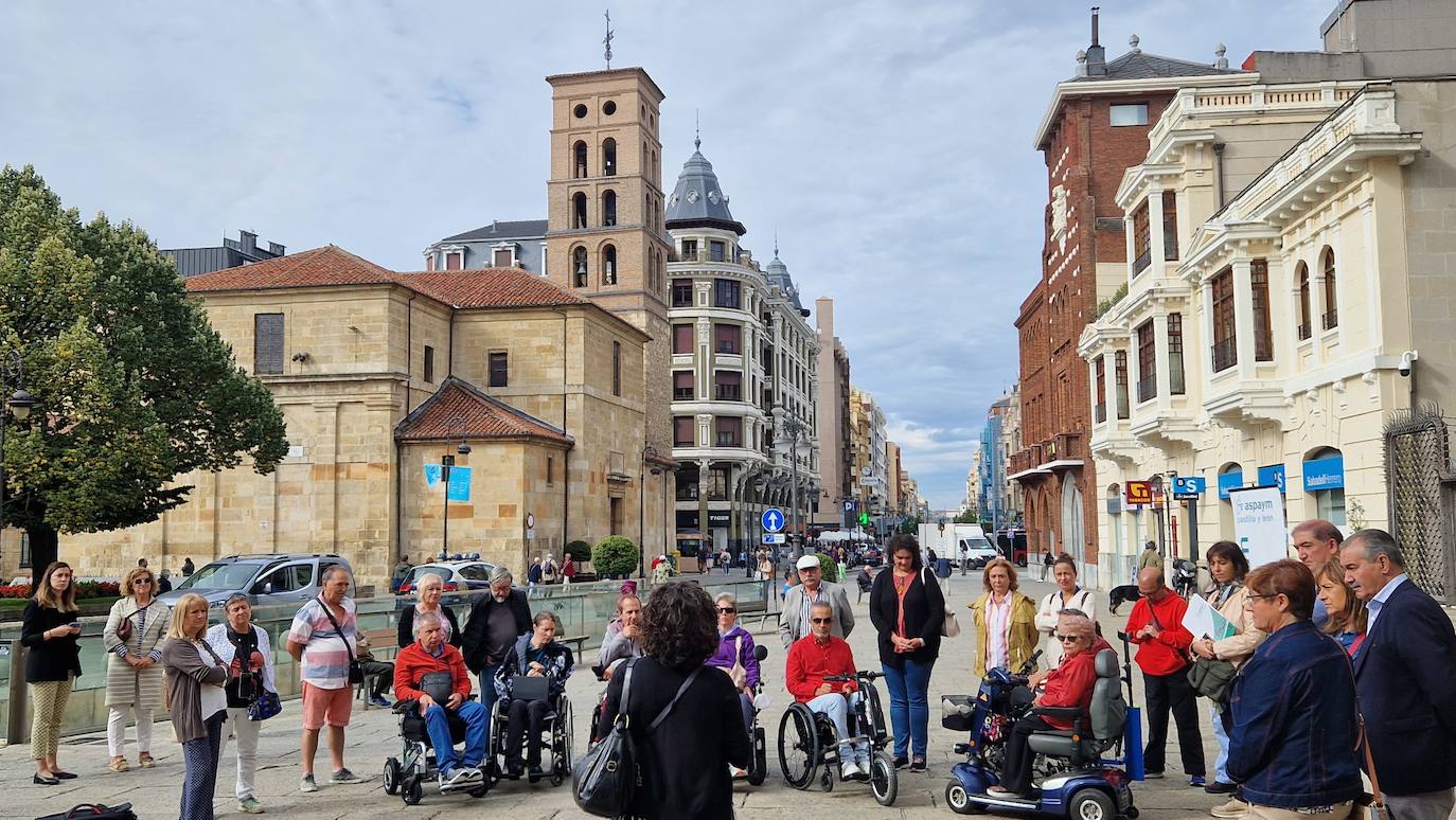 El presidente de ASPAYM CyL, socios y autoridades realizan una visita guiada accesible por el centro de León para reivindicar un turismo más inclusivo.