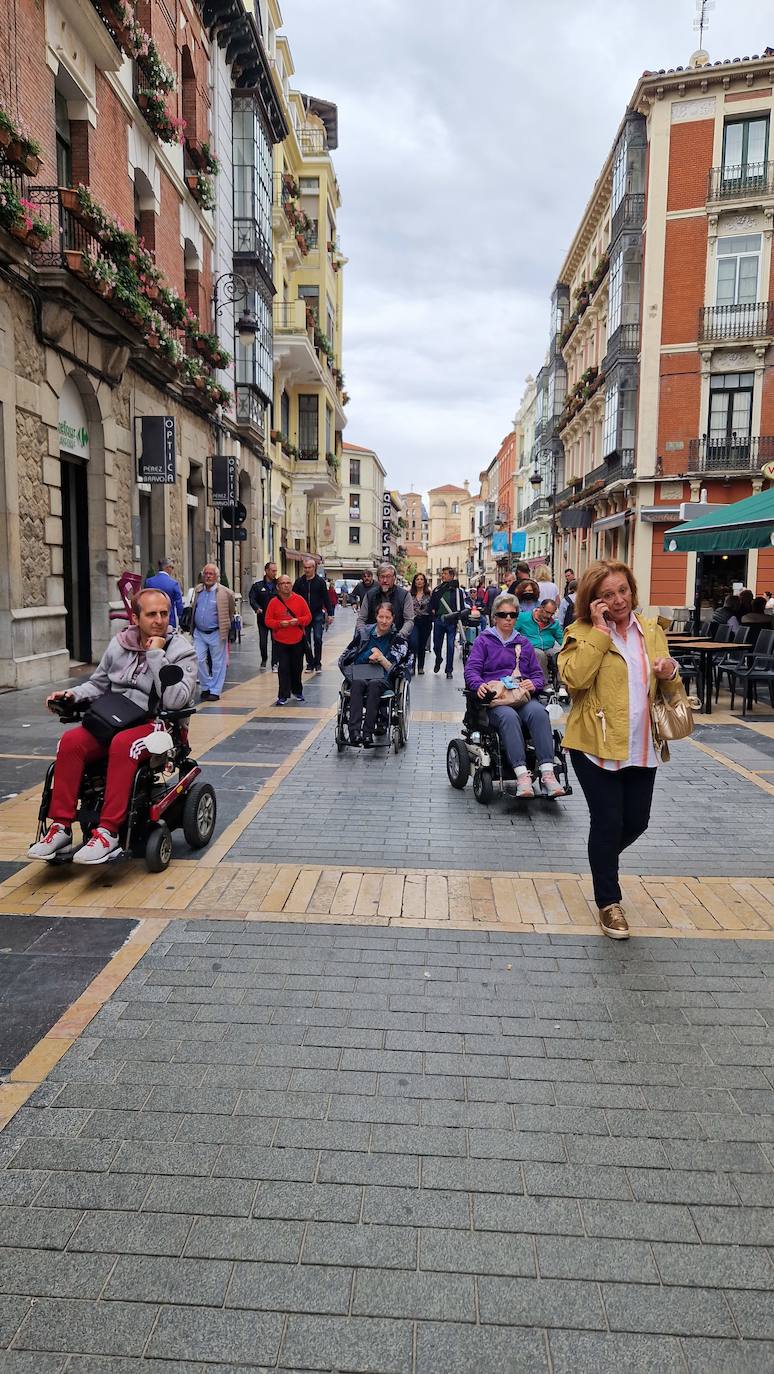 El presidente de ASPAYM CyL, socios y autoridades realizan una visita guiada accesible por el centro de León para reivindicar un turismo más inclusivo.