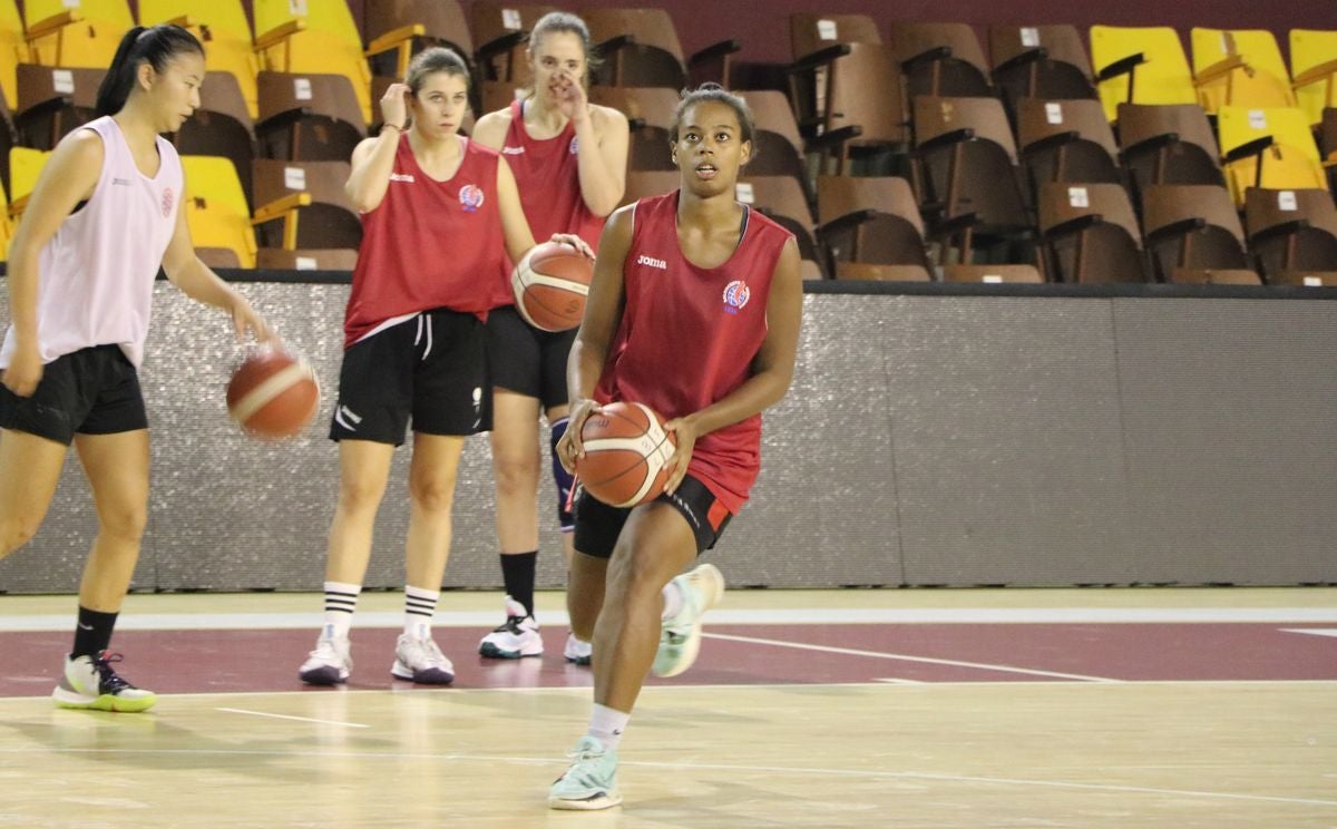 El equipo leonés continúa con su preparación para afrontar su segunda campaña en la tercera categoría del baloncesto nacional