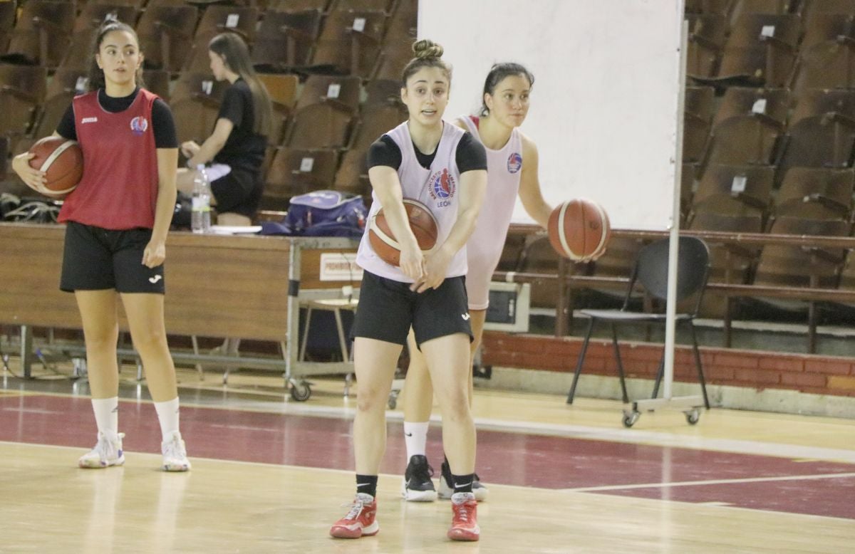 El equipo leonés continúa con su preparación para afrontar su segunda campaña en la tercera categoría del baloncesto nacional