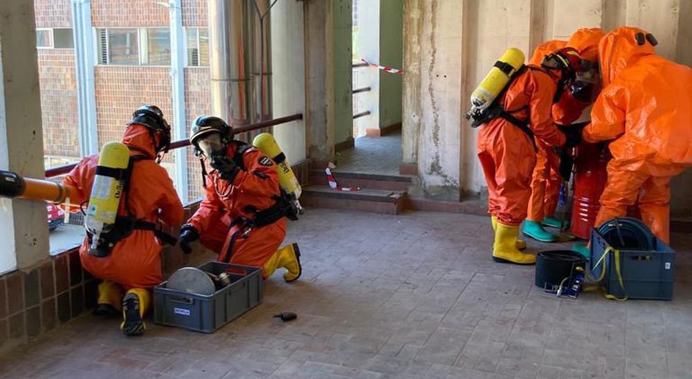 Bomberos de León recibe formación específica sobre accidentes en el transporte de mercancías peligrosas. El curso, que han recibido 18 de los integrantes del SPEIS, ha sido impartido por algunos de los mejores especialistas en la materia venidos desde la Escuela Nacional de Protección Civil, Bomberos de la Comunidad de Madrid y Bomberos de la Diputación de Bizkaia.