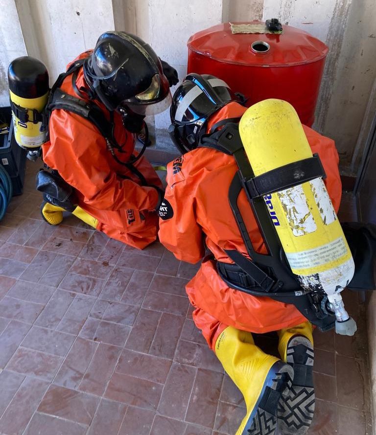 Bomberos de León recibe formación específica sobre accidentes en el transporte de mercancías peligrosas. El curso, que han recibido 18 de los integrantes del SPEIS, ha sido impartido por algunos de los mejores especialistas en la materia venidos desde la Escuela Nacional de Protección Civil, Bomberos de la Comunidad de Madrid y Bomberos de la Diputación de Bizkaia.