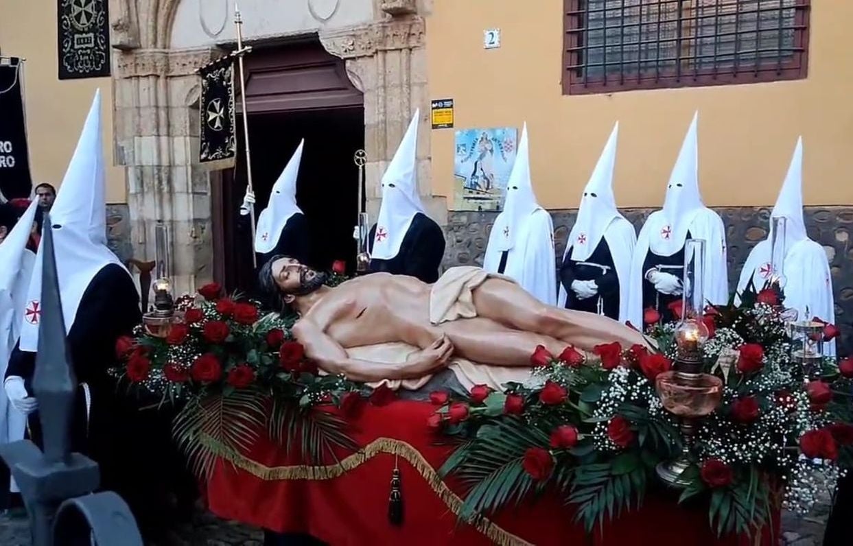 La ruta 'Tras los pasos de los papones' congrega a cientos de personas a lo largo de sus diferentes 'paradas' con especial presencia en el convento de las Concepcionistas y en la parroquia de Santa Marina la Real. 