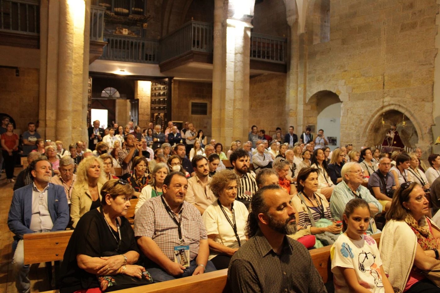 La ruta 'Tras los pasos de los papones' congrega a cientos de personas a lo largo de sus diferentes 'paradas' con especial presencia en el convento de las Concepcionistas y en la parroquia de Santa Marina la Real. 