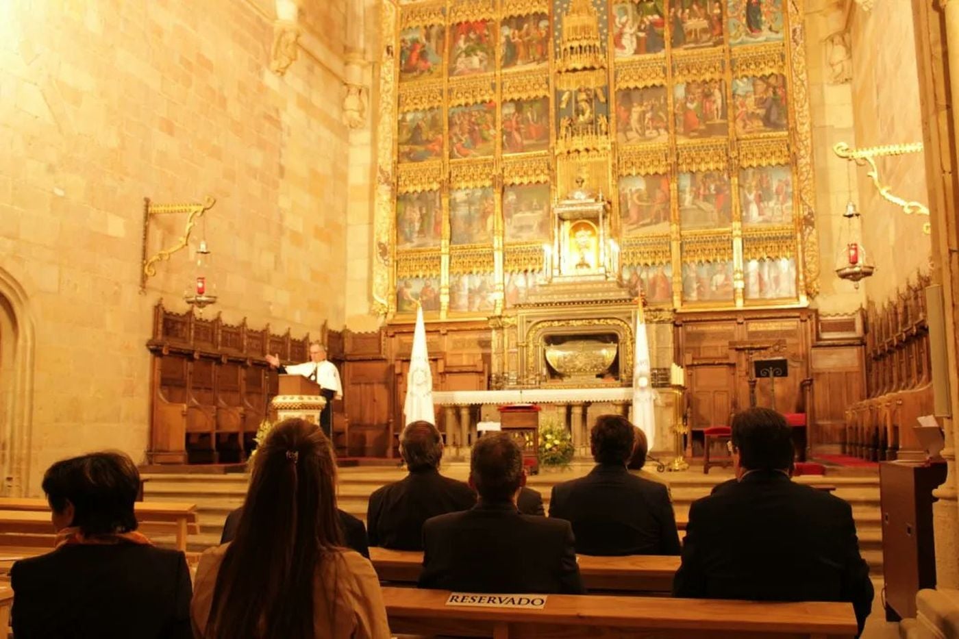 La ruta 'Tras los pasos de los papones' congrega a cientos de personas a lo largo de sus diferentes 'paradas' con especial presencia en el convento de las Concepcionistas y en la parroquia de Santa Marina la Real. 