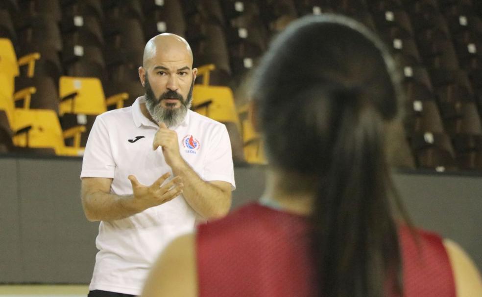 Carlos Fernández, entrenador del BF León, durante una charla en un entrenamiento.