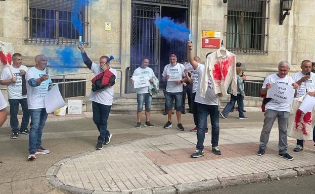 Los funcionarios de prisiones exhiben camisetas manchadas de sangre para denunciar su desprotección frente a la Subdelegación del Gobierno en León.