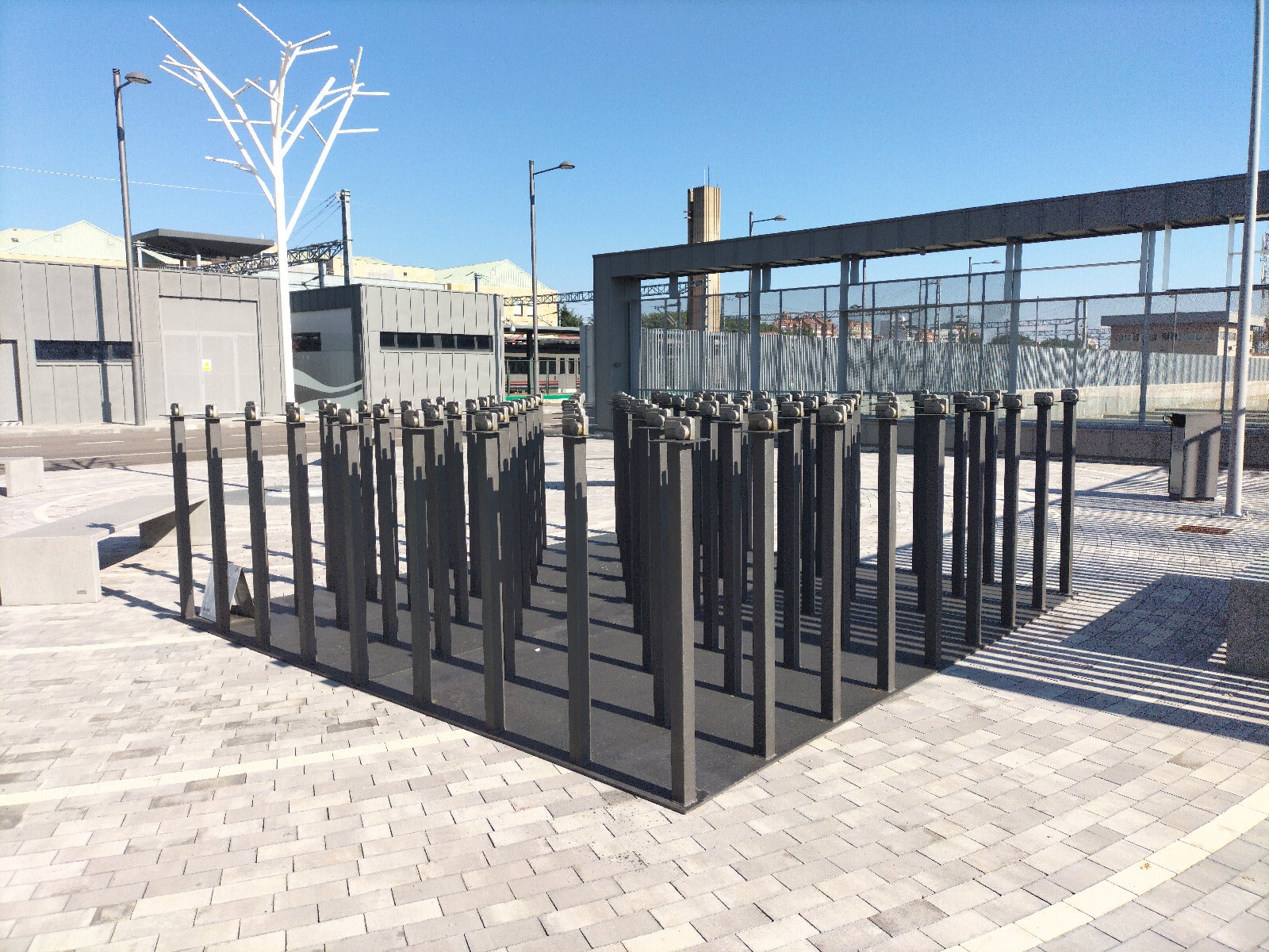 La ampliación de la estación de León se engalana con tres esculturas contemporáneas del inventario de Adif y una bomba de agua de 1863.