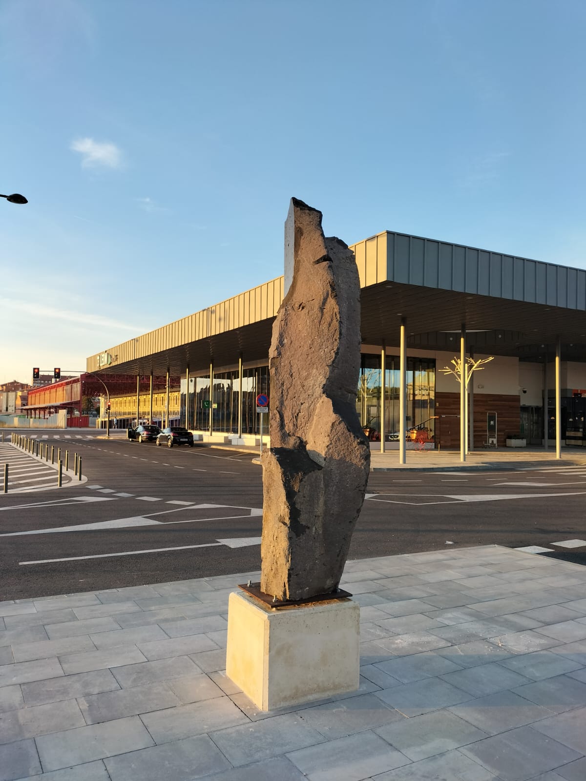 La ampliación de la estación de León se engalana con tres esculturas contemporáneas del inventario de Adif y una bomba de agua de 1863.