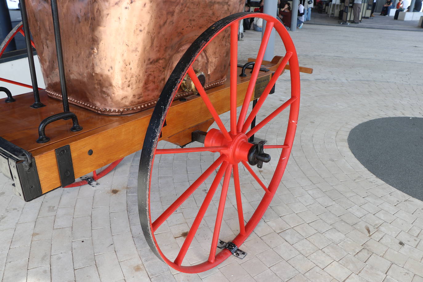 La ampliación de la estación de León se engalana con tres esculturas contemporáneas del inventario de Adif y una bomba de agua de 1863.