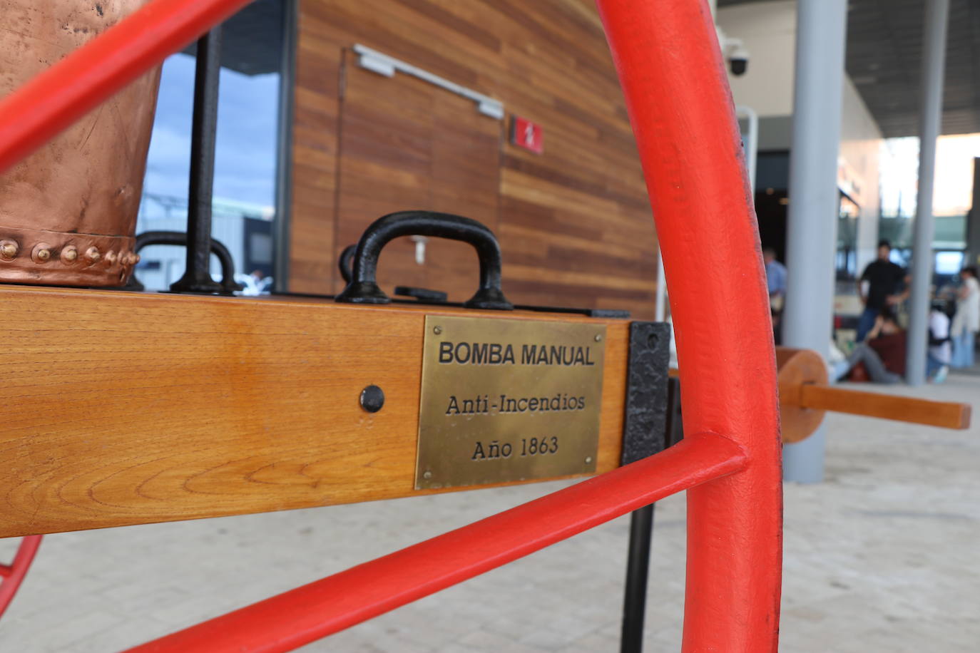 La ampliación de la estación de León se engalana con tres esculturas contemporáneas del inventario de Adif y una bomba de agua de 1863.