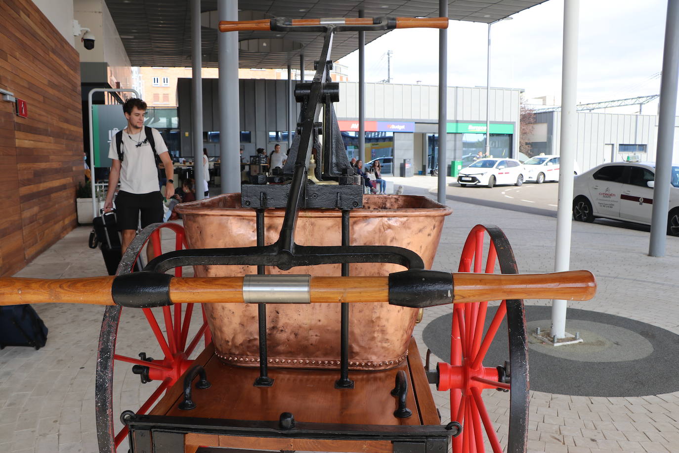 La ampliación de la estación de León se engalana con tres esculturas contemporáneas del inventario de Adif y una bomba de agua de 1863.