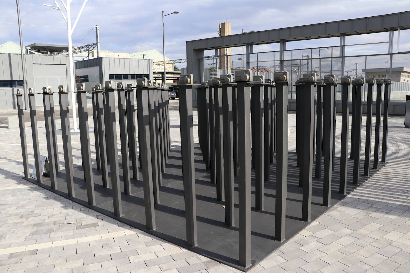 La ampliación de la estación de León se engalana con tres esculturas contemporáneas del inventario de Adif y una bomba de agua de 1863.