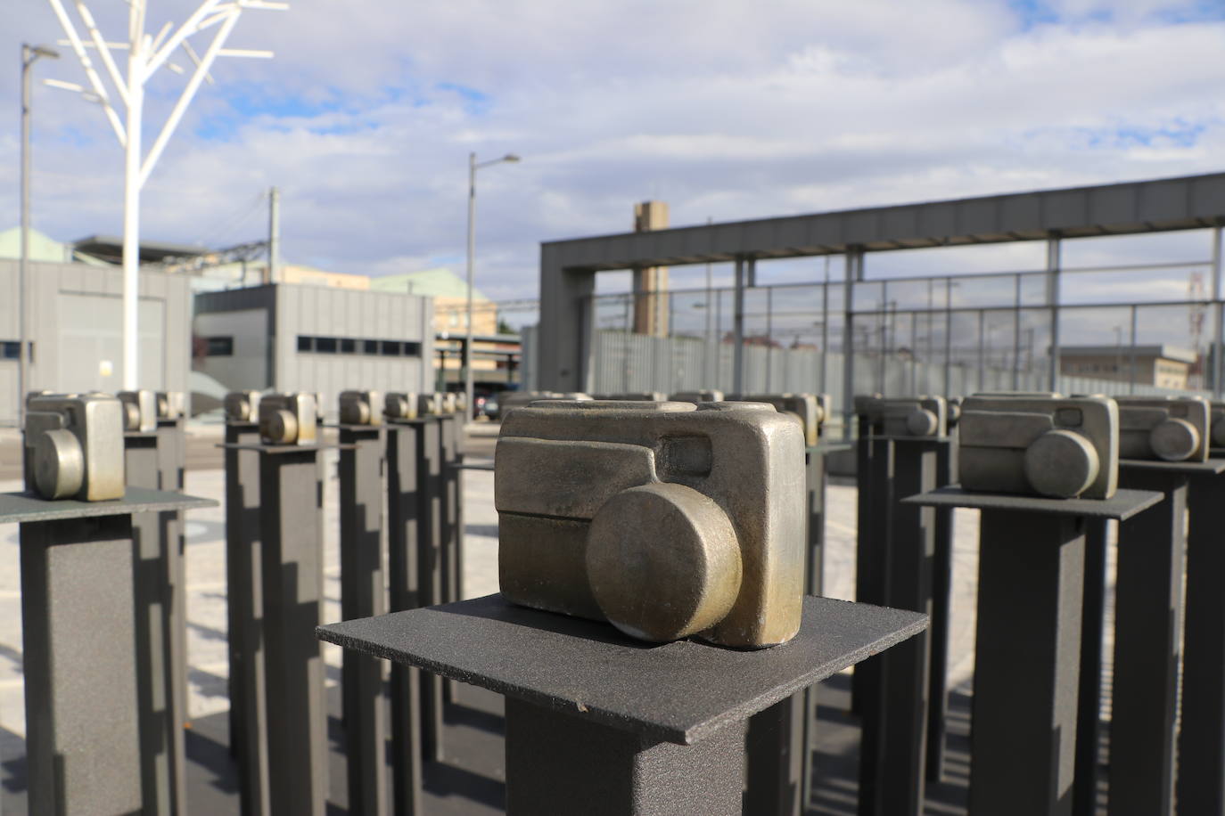 La ampliación de la estación de León se engalana con tres esculturas contemporáneas del inventario de Adif y una bomba de agua de 1863.