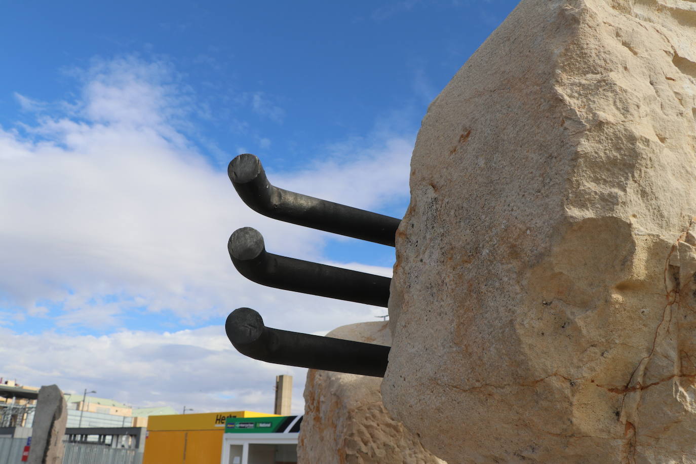 La ampliación de la estación de León se engalana con tres esculturas contemporáneas del inventario de Adif y una bomba de agua de 1863.